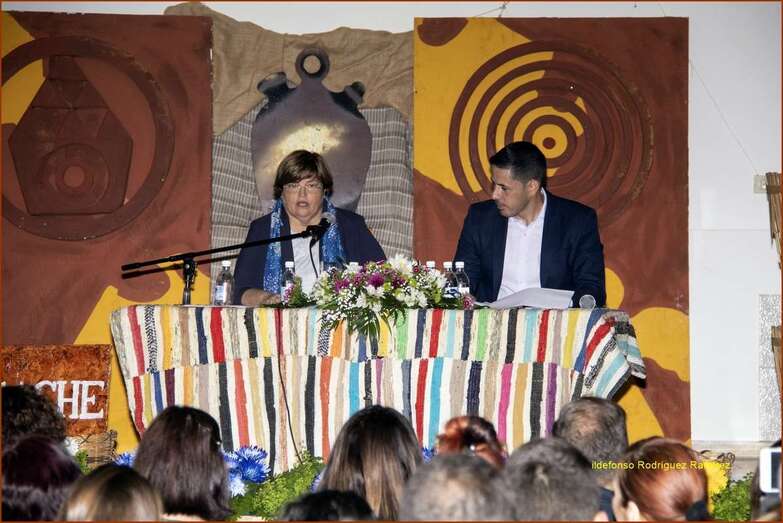 La pregonera estuvo acompañada en la mesa por el político teldense Héctor Suárez (Foto TA)